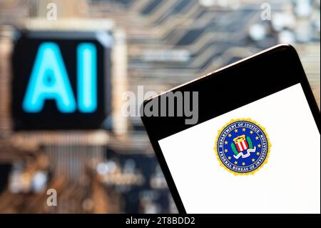 Chine. 03 novembre 2023. Dans cette illustration photo, le logo du Federal Bureau of Investigation (FBI) vu affiché sur un smartphone avec une puce d'intelligence artificielle (IA) et un symbole en arrière-plan. (Photo de Budrul Chukrut/SOPA Images/Sipa USA) *** strictement à des fins éditoriales *** crédit : SIPA USA/Alamy Live News Banque D'Images