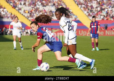 Barcelone, Espagne. 19 novembre 2023. Naomie Feller du Real Madrid et Lucia Corrales du FC Barcelone lors du match de Liga F entre le FC Barcelone et le Real Madrid ont joué au Luis Companys Stadium le 19 novembre 2023 à Barcelone, Espagne. (Photo de Carla Pazos/PRESSINPHOTO) crédit : PRESSINPHOTO SPORTS AGENCY/Alamy Live News Banque D'Images