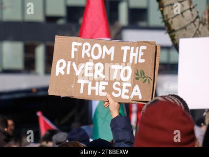 Halifax, Nouvelle-Écosse, Canada. 19 novembre 2023. Signe « du fleuve à la mer » alors que des centaines de personnes se rassemblent au cessez-le-feu maintenant en Palestine. Le rassemblement a eu lieu devant l'hôtel Westin, où se tient le Halifax International Security Forum et où le peuple d'Israël a reçu le prix John McCain pour le leadership dans la fonction publique. Crédit : Meanderingemu/Alamy Live News Banque D'Images