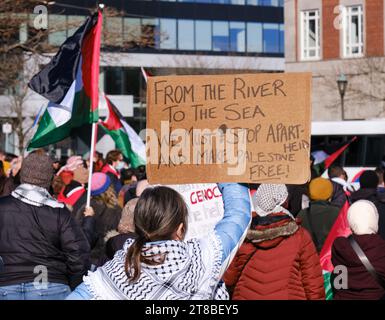 Halifax, Nouvelle-Écosse, Canada. 19 novembre 2023. Du fleuve à la mer signe alors que des centaines se rassemblent au cessez-le-feu maintenant en Palestine. Le rassemblement a eu lieu devant l'hôtel Westin, où se tient le Halifax International Security Forum et où le peuple d'Israël a reçu le prix John McCain pour le leadership dans la fonction publique. Crédit : Meanderingemu/Alamy Live News Banque D'Images