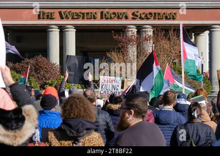 Halifax, Nouvelle-Écosse, Canada. 19 novembre 2023. Des centaines de personnes se rassemblent au cessez-le-feu, maintenant en Palestine, réclamant des actions immédiates pour mettre fin à la crise. Le rassemblement a eu lieu devant l'hôtel Westin Nova Scotian, où se tient le Forum sur la sécurité internationale de Halifax et où le peuple d'Israël a reçu le prix John McCain pour le leadership dans la fonction publique. Crédit : Meanderingemu/Alamy Live News Banque D'Images