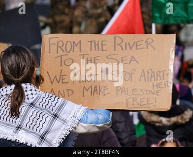 Halifax, Nouvelle-Écosse, Canada. 19 novembre 2023. Du fleuve à la mer signe alors que des centaines se rassemblent au cessez-le-feu maintenant en Palestine. Le rassemblement a eu lieu devant l'hôtel Westin, où se tient le Halifax International Security Forum et où le peuple d'Israël a reçu le prix John McCain pour le leadership dans la fonction publique. Crédit : Meanderingemu/Alamy Live News Banque D'Images