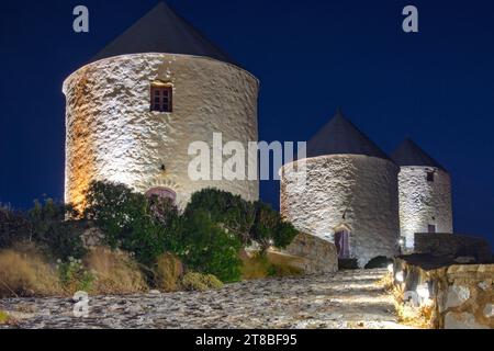 Village pittoresque d'Agia Marina, moulins à vent et château de Panteli sur l'île de Leros, Grèce Banque D'Images