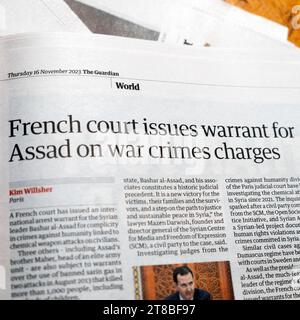 'Un tribunal français émet un mandat contre Assad pour crimes de guerre' titre du journal Guardian 16 novembre 2023 Bachar al-Assad Syrie 2013 article Royaume-Uni Banque D'Images