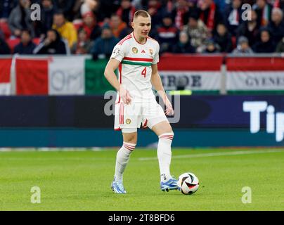 Budapest, Hongrie. 19 novembre 2023. Attila Szalai, de Hongrie, passe le ballon lors du match de qualification de l'UEFA EURO 2024 entre la Hongrie et le Monténégro au Puskas Arena le 19 novembre 2023 à Budapest, Hongrie. Crédit : Laszlo Szirtesi/Alamy Live News Banque D'Images