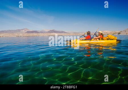 Jay Holiday & Julie Quarry kayak sur la rive du lac Mohave, fleuve Colorado, Arizona Banque D'Images