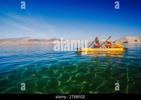 Jay Holiday & Julie Quarry kayak sur la rive du lac Mohave, fleuve Colorado, Arizona Banque D'Images