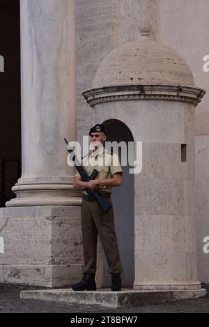 Garde du palais devant Palazzo del Quirinale, résidence officielle du président de l'Italie, colline du Quirinal, Rome, Italie, Europe. Banque D'Images