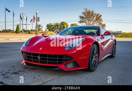 Hannibal, Mo - 20 octobre 2023 : voiture de sport rouge Ferrari F12berlinetta seule dans un parking vide près du fleuve Mississippi dans le Missouri Banque D'Images