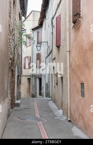 Ruelles latérales étroites dans le centre-ville historique de Manosque, France par un jour nuageux et pluvieux Banque D'Images