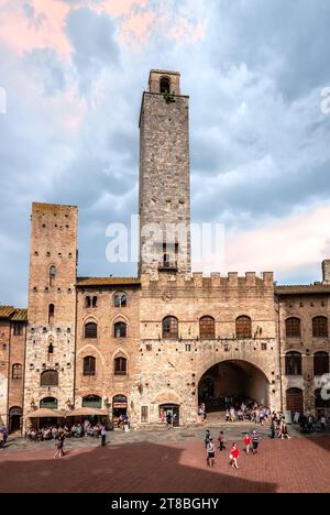 Torre Shigi et Torre Rognosa, Piazza del Duomo, San Gimignano, Toscane, Italie. Banque D'Images