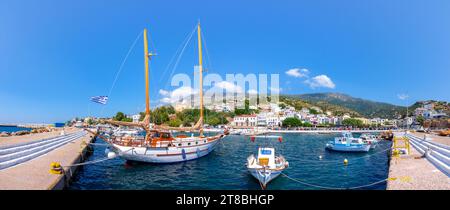 Le village d'Agios Kirikos est la capitale de l'île d'Ikaria, en Grèce. Banque D'Images