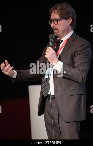 Cuneo, Italie. 19 novembre 2023. Le professeur Telmo Pievani, évolutionniste et essayiste, présente son dernier livre, écrit avec le géographe Mauro Varotto, qui traite du changement climatique et des politiques utiles pour le prévenir. Crédit : Luca Prestia / Alamy Live News Banque D'Images