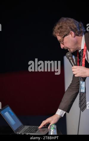 Cuneo, Italie. 19 novembre 2023. Le professeur Telmo Pievani, évolutionniste et essayiste, présente son dernier livre, écrit avec le géographe Mauro Varotto, qui traite du changement climatique et des politiques utiles pour le prévenir. Crédit : Luca Prestia / Alamy Live News Banque D'Images