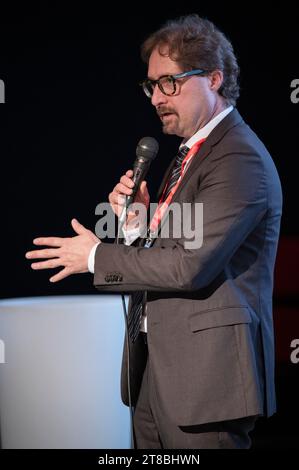 Cuneo, Italie. 19 novembre 2023. Le professeur Telmo Pievani, évolutionniste et essayiste, présente son dernier livre, écrit avec le géographe Mauro Varotto, qui traite du changement climatique et des politiques utiles pour le prévenir. Crédit : Luca Prestia / Alamy Live News Banque D'Images