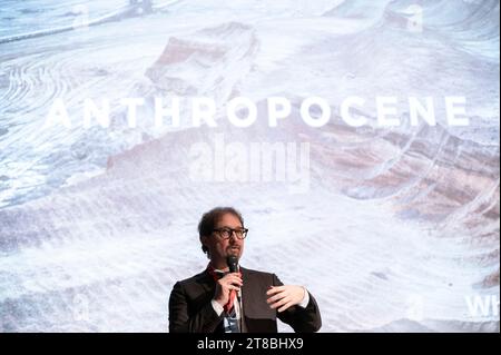 Cuneo, Italie. 19 novembre 2023. Le professeur Telmo Pievani, évolutionniste et essayiste, présente son dernier livre, écrit avec le géographe Mauro Varotto, qui traite du changement climatique et des politiques utiles pour le prévenir. Crédit : Luca Prestia / Alamy Live News Banque D'Images