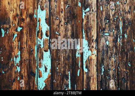 Vieille surface en bois avec de la peinture bleue qui se détache de la surface, fond grunge Banque D'Images