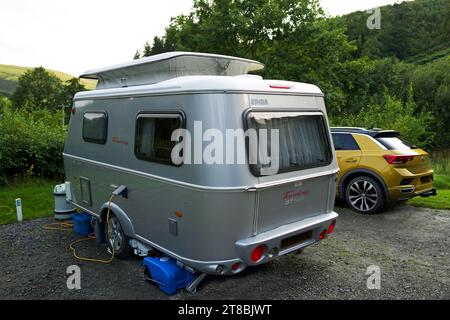 L'Eriba Triton 430GT est une petite caravane idéale pour le remorquage avec une voiture avec un moteur relativement petit. La voiture de remorquage est une Volkswagen T-Roc 1,5 TSI. Banque D'Images