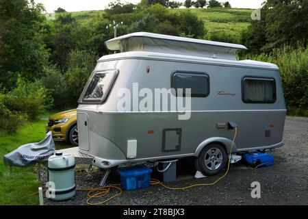 L'Eriba Triton 430GT est une petite caravane idéale pour le remorquage avec une voiture avec un moteur relativement petit. La voiture de remorquage est une Volkswagen T-Roc 1,5 TSI. Banque D'Images