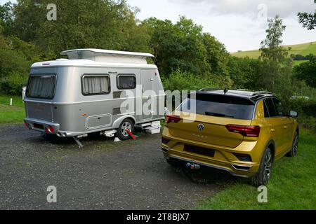 L'Eriba Triton 430GT est une petite caravane idéale pour le remorquage avec une voiture avec un moteur relativement petit. La voiture de remorquage est une Volkswagen T-Roc 1,5 TSI. Banque D'Images