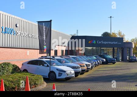 Voitures à vendre chez un concessionnaire 2023. Banque D'Images