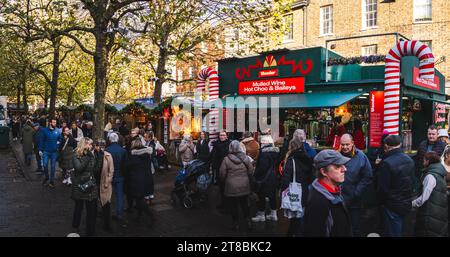 ST SAMPSONS SQUARE, YORK, ROYAUME-UNI - 14 NOVEMBRE 2023. Des foules de gens et de clients apprécient le marché de Noël festif à York, au Royaume-Uni Banque D'Images