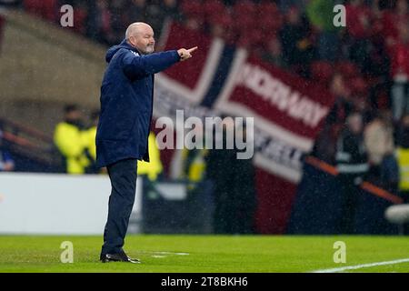 L'entraîneur écossais Steve Clarke réagit lors du match de qualification du Groupe A de l'UEFA Euro 2024 à Hampden Park, Glasgow. Date de la photo : dimanche 19 novembre 2023. Banque D'Images