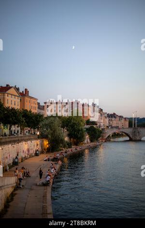 Vue sur le Pont Bonaparte et le Saône depuis la passerelle du Palais-de-Justice à Lyon, France. Banque D'Images