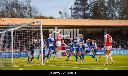 Crawley UK 19 novembre 2023 - action de but lors du match de football féminin Barclays Super League entre Brighton & Hove Albion et Arsenal au Broadfield Stadium de Crawley : Credit Simon Dack /TPI/ Alamy Live News Banque D'Images