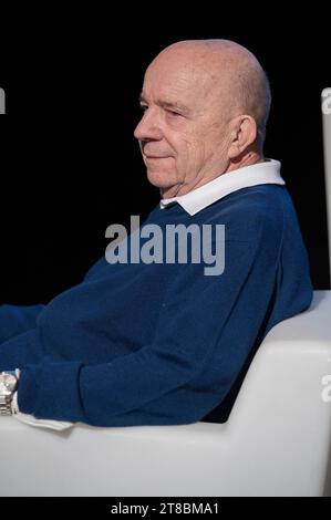 Cuneo, Italie. 19 novembre 2023. Professeur Gustavo Zagrebelsky, juriste et ancien président de la Cour constitutionnelle italienne, tout en répondant à quelques questions sur son dernier livre lors du Festival littéraire national Scrittorincittà de Cuneo. Crédit : Luca Prestia / Alamy Live News Banque D'Images