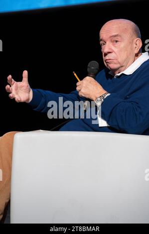 Cuneo, Italie. 19 novembre 2023. Professeur Gustavo Zagrebelsky, juriste et ancien président de la Cour constitutionnelle italienne, tout en répondant à quelques questions sur son dernier livre lors du Festival littéraire national Scrittorincittà de Cuneo. Crédit : Luca Prestia / Alamy Live News Banque D'Images