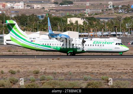 Tenerife, Espagne. 17 novembre 2023. Un Binter Canarias ATR 72-600 vient d’atterrir à l’aéroport de Tenerife sur-Reina Sofía. 26 ATR 72 et 5 Embraers 190 dans la flotte de Binter. (Photo de Fabrizio Gandolfo/SOPA Images/Sipa USA) crédit : SIPA USA/Alamy Live News Banque D'Images