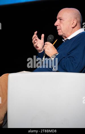 Cuneo, Italie. 19 novembre 2023. Professeur Gustavo Zagrebelsky, juriste et ancien président de la Cour constitutionnelle italienne, tout en répondant à quelques questions sur son dernier livre lors du Festival littéraire national Scrittorincittà de Cuneo. Crédit : Luca Prestia / Alamy Live News Banque D'Images