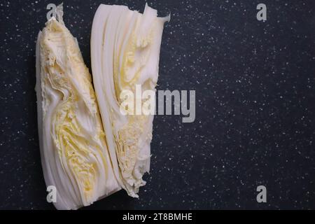 tranché du chou napa sur la planche de pierre. Texture de légumes frais Banque D'Images