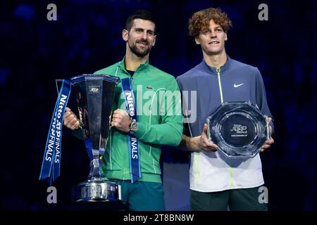 Turin, Italie. 19 novembre 2023. Novak Djokovic, de Serbie, et Jannik Sinner, d’Italie, posent avec des trophées à la fin du dernier match en simple lors de la huitième journée des finales Nitto ATP. Crédit : Nicolò Campo/Alamy Live News Banque D'Images