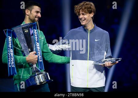 Turin, Italie. 19 novembre 2023. Novak Djokovic de Serbie et Jannik Sinner d’Italie sourient à la fin du dernier match en simple pendant la huitième journée des finales Nitto ATP. Crédit : Nicolò Campo/Alamy Live News Banque D'Images