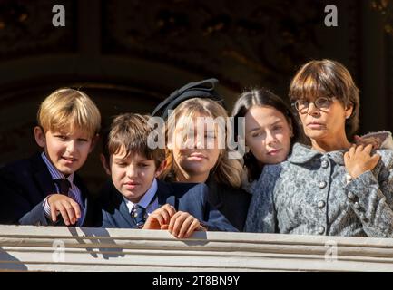 Monaco ville, Monaco. 19 novembre 2023. Princesse Stéphanie de Monaco, Camille Gottlieb, Pauline Ducruet, Louis Ducruet au Palais princier de Monaco-ville, le 19 novembre 2023, lors des célébrations de la fête nationale de Monaco crédit : Albert Nieboer/Netherlands OUT/point de vue OUT/dpa/Alamy Live News Banque D'Images