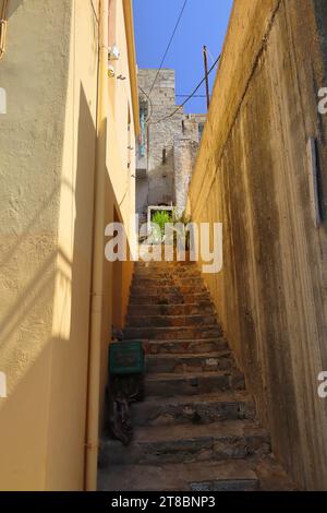 Ruelle étroite dans le village de Vrachasi, Crète, Grèce, Europe. Banque D'Images
