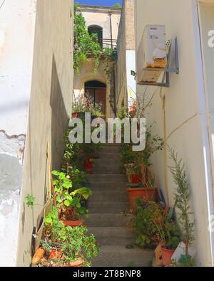 Ruelle étroite dans le village de Vrachasi, Crète, Grèce, Europe. Banque D'Images