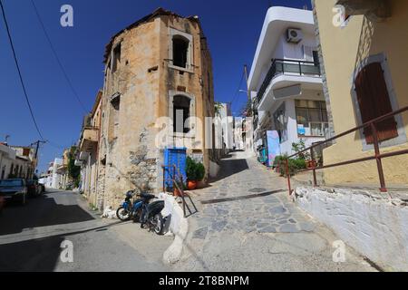 Après-midi ensoleillé dans le village de Vrachasi, Crète, Grèce, Europe. Banque D'Images