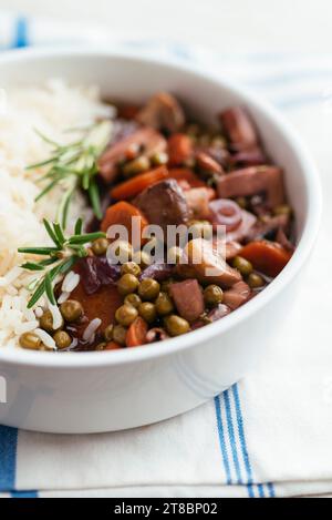 Champignon végétalien Bourgogne avec petits pois et carottes sur riz Banque D'Images