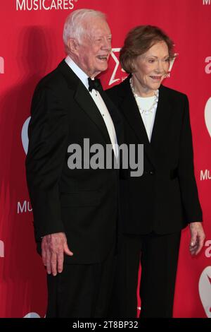 **PHOTO DE FICHIER** Rosalynn carter est décédé. LOS ANGELES, CA - 6 JANVIER : Jimmy carter, Rosalynn carter au gala de la personnalité de l'année MusiCares 2015 au Los Angeles Convention Center à Los Angeles, Californie, le 6 février 2015. Crédit : David Edwards/DailyCeleb/MediaPunch Banque D'Images