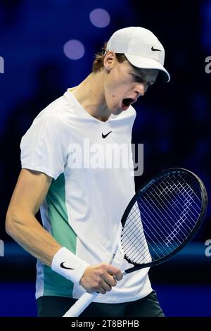 Turin, Italie. 19 novembre 2023. Jannik Sinner, d’Italie, célèbre lors du dernier match en simple contre Novak Djokovic, de Serbie, lors de la huitième journée des finales Nitto ATP. Crédit : Nicolò Campo/Alamy Live News Banque D'Images