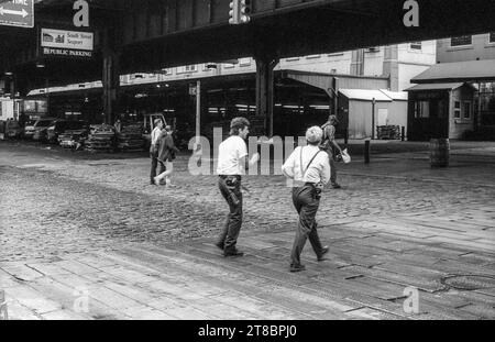 Photographie d'archives en noir et blanc de South Street, Manhattan, New York, 1994. Vue sous la section surélevée de FDR Drive. Banque D'Images