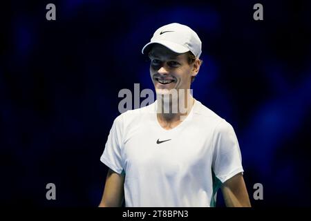 Turin, Italie. 19 novembre 2023. Jannik Sinner, d’Italie, sourit lors du dernier match en simple contre Novak Djokovic, de Serbie, lors de la huitième journée des finales Nitto ATP. Crédit : Nicolò Campo/Alamy Live News Banque D'Images