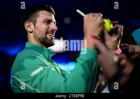 Turin, Italie. 19 novembre 2023. Novak Djokovic, de Serbie, signe des autographes à la fin du dernier match en simple contre Jannik Sinner, d'Italie, pendant la huitième journée des finales Nitto ATP. Crédit : Nicolò Campo/Alamy Live News Banque D'Images