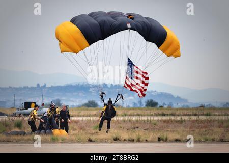 Le SOCOM Para-Commandos atterrit à l'America's Airshow 2023 à Miramar, en Californie. Banque D'Images