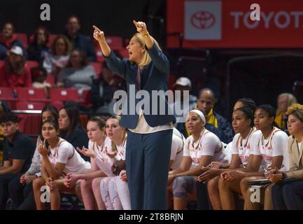 College Park, États-Unis. 19 novembre 2023. COLLEGE PARK, MD - NOVEMBRE 19 : l'entraîneur du Maryland Brenda Frese dirige une pièce lors d'un match féminin de basket-ball universitaire entre les Terrapins du Maryland et les Orange de Syracuse, le 19 novembre 2023, au Xfinity Center, à College Park, Maryland. (Photo de Tony Quinn/SipaUSA) crédit : SIPA USA/Alamy Live News Banque D'Images