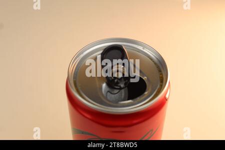 Une photo en gros plan d'une canette Coca Cola Zero rouge et noire sur un bureau blanc. Banque D'Images