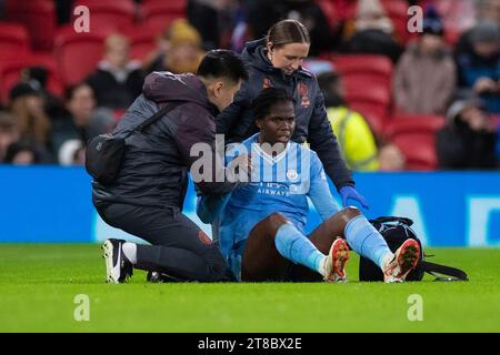 Manchester le dimanche 19 novembre 2023. Khadija Shaw #21 de Manchester City aidée par les médecins lors du match de la Barclays FA Women's Super League entre Manchester United et Manchester City à Old Trafford, Manchester le dimanche 19 novembre 2023. (Photo : Mike Morese | MI News) crédit : MI News & Sport / Alamy Live News Banque D'Images